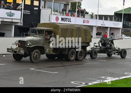 GMC CCKW-353 6x6, Phoenix, 348 XUP, USA 411646220, remorquage d'une pièce d'artilerie, défilé du 80e anniversaire du jour J, une grande collection de vehi militaire allié Banque D'Images