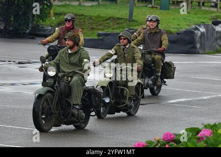 Quelques Harley Davidsons et un Ariel ex-Military Motorcycles, d-Day 80th Anniversary Parade, une grande collection de véhicules militaires alliés qui partici Banque D'Images