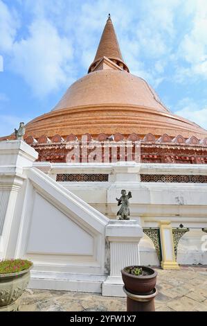 Énorme pagode dorée de Phra Pathom Chedi dans la province de Nakhon Pathom, Thaïlande Banque D'Images