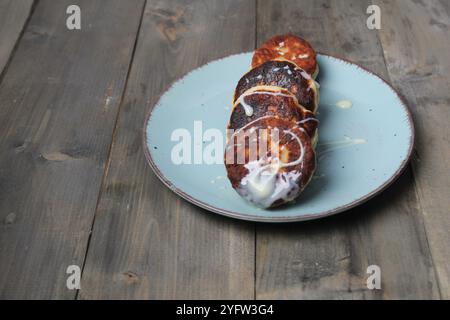 Cheesecakes sur une assiette. Petit-déjeuner maison avec de la nourriture maison. Banque D'Images