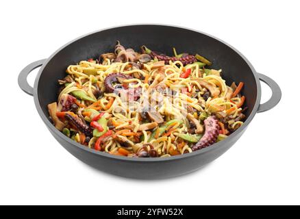 Sauter les nouilles avec fruits de mer et légumes dans un wok isolé sur blanc Banque D'Images