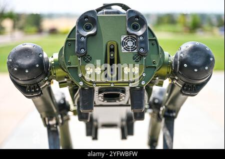 Aurora, États-Unis. 22 juillet 2024. Un chien robotisé militaire conçu comme un véhicule terrestre sans pilote quadrupédalier chimique, biologique, radiologique et nucléaire, ou CHAPPIE pour faire court, fait une pause à la base spatiale Buckley, le 22 juillet 2024 à Aurora, Colorado. Crédit : TSGT. Jordan Thompson/US Space Force/Alamy Live News Banque D'Images