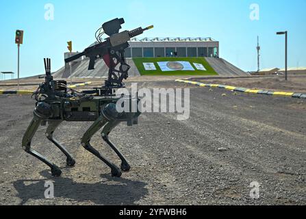 Riyad, Arabie Saoudite. 18 septembre 2024. Chien robotique militaire conçu armé d'armes à intelligence artificielle lors d'un essai sur le terrain au Red Sands Integrated Experimentation Center, le 18 septembre 2024 près de Riyad, en Arabie Saoudite. Crédit : SPC. Dean John Kd de Dios/US Army photo/Alamy Live News Banque D'Images