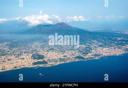 Vue aérienne de la ville métropolitaine de Naples et du Vésuve, Campanie, Italie. Naples Banque D'Images