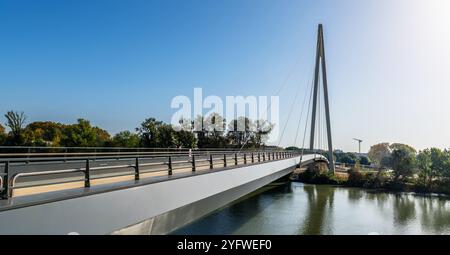 La passerelle Robert Poujade reliant l'île de Ramier et traversant la Garonne à Toulouse, haute Garonne, Occitanie, en France Banque D'Images