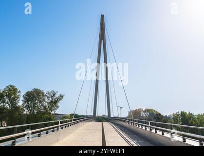 La passerelle Robert Poujade reliant l'île de Ramier et traversant la Garonne à Toulouse, haute Garonne, Occitanie, en France Banque D'Images