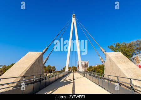 La passerelle Robert Poujade reliant l'île de Ramier et traversant la Garonne à Toulouse, haute Garonne, Occitanie, en France Banque D'Images