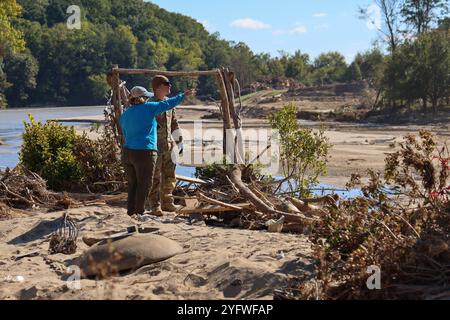 Lake Lure, Caroline du Nord, États-Unis. 16 octobre 2024. Un membre de la communauté de Lake Lure parle à un soldat affecté au 1er bataillon, 501e régiment d'infanterie, 101e division aéroportée, au sujet de la destruction du pont de fleurs de Lake Lure, Caroline du Nord, 16 octobre 2024. Le pont fleuri abritait 30 jardins et plus de 2000 espèces de plantes avant la dévastation de l'ouragan Helene. (Crédit image : © Alison Strout/U.S. Army/ZUMA Press Wire) USAGE ÉDITORIAL UNIQUEMENT ! Non destiné à UN USAGE commercial ! Banque D'Images