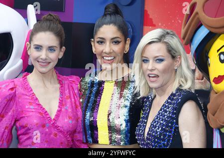 Alison Brie, Stephanie Beatriz et Elizabeth Banks au Los Angeles premiere de 'Le Lego Film 2 : La deuxième partie' qui s'est tenue au Regency Village Theatre de Westwood, USA le 2 février 2019. Banque D'Images