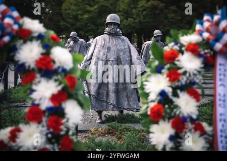 Washington DC, Virginie, États-Unis. 15 octobre 2024. Le lieutenant général Christopher LaNeve, commandant général de la 8e armée, et le sergent Major Robin Bolmer, conseiller principal de la 8e armée, se sont joints aux anciens commandants de la 8e armée et des forces américaines en Corée pour rendre hommage tout en participant à une cérémonie de dépôt de gerbes au mémorial des anciens combattants de la guerre de Corée à Washington, DC, 15 octobre 2024. La cérémonie de dépôt de couronne est faite pour honorer tous les vétérans qui ont servi dans la guerre de Corée. (Image de crédit : © Eric Kestner/U.S. Army/ZUMA Press Wire) USAGE ÉDITORIAL UNIQUEMENT ! Non destiné à UN USAGE commercial ! Banque D'Images