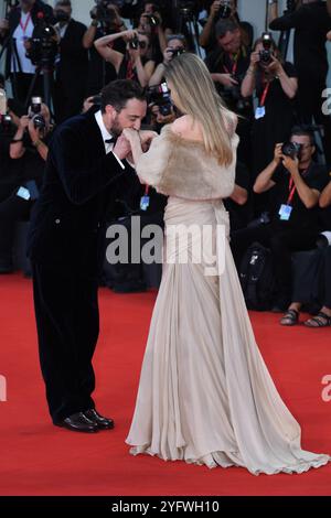 Pablo Larraín et Angelina jolie assistent à la projection de 'Maria' lors du 81ème Festival International du film de Venise au Palazzo del Cinema de Venise. Banque D'Images