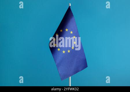 Un drapeau de l'Union européenne sur fond bleu clair Banque D'Images