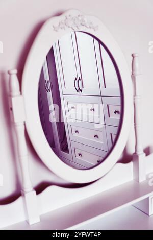 Reflet d'une armoire dans le miroir d'une coiffeuse blanc pur Vanity maquillage meubles de bureau Banque D'Images