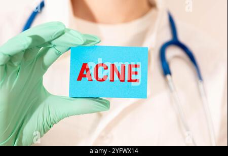Médecin garde une carte avec le nom du diagnostic - ACNÉ Banque D'Images