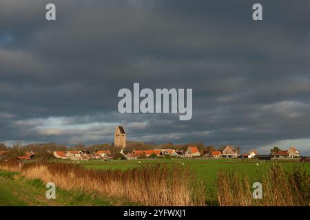 Le village rural de Hollum sur l'île néerlandaise d'Ameland sous des nuages sombres Banque D'Images