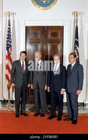 10/8/1981 Président Reagan Président Jimmy carter Président Gerald Ford Président Richard Nixon posant pour la photographie dans le couloir du rez-de-chaussée alors que les anciens présidents ont rencontré Reagan à la Maison Blanche avant leur départ pour les funérailles du Président Sadate de la République arabe d'Egypte Banque D'Images