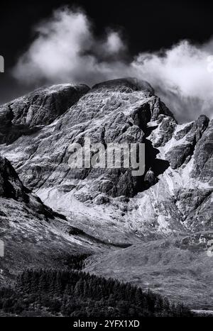 Vue de Bla Bheinn (Blaven) sur l'île de Skye, Écosse, Royaume-Uni Banque D'Images