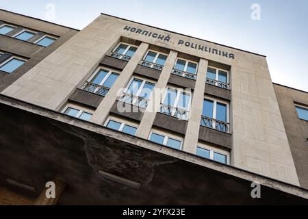 OSTRAVA, RÉPUBLIQUE TCHÈQUE - 29 SEPTEMBRE 2023 : construction de l'hôpital Hornicka Poliklinika à Ostrava, angle néerlandais Banque D'Images