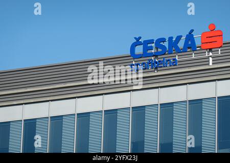 OSTRAVA, TCHÉQUIE - 28 SEPTEMBRE 2023 : bannière du bureau de la banque Ceska Sporitelna au parc Ostrava Karolina Banque D'Images