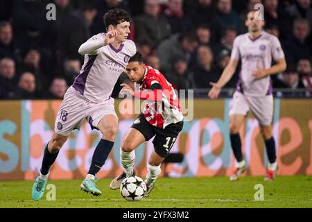 Eindhoven, pays-Bas. 05 novembre 2024. EINDHOVEN, PAYS-BAS - 5 NOVEMBRE : Ladislav Krejci du Girona FC se bat pour la possession avec Mauro Junior du PSV lors du match de la phase MD4 de l'UEFA Champions League 2024/25 entre le PSV et le Girona FC au Philips Stadion le 5 novembre 2024 à Eindhoven, pays-Bas. (Photo de Joris Verwijst/Orange Pictures) crédit : Orange pics BV/Alamy Live News Banque D'Images