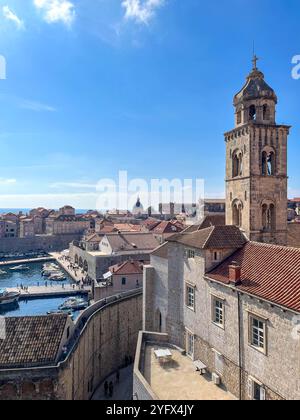 Vue depuis la promenade des murs de la ville, vieille ville de Dubrovnik, Croatie Banque D'Images