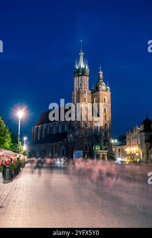 2017.05.25 : Cracovie Pologne, église de Marie sur la place du marché principal de la vieille ville de Cracovie en soirée Banque D'Images