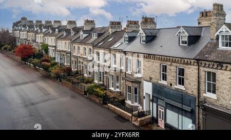 Vue panoramique de trois étages exclusifs maisons de ville victoriennes dans une rue calme dans un quartier exclusif d'une ville britannique avec espace de copie Banque D'Images