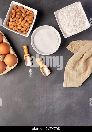 Photographie vierge des ingrédients Biscotti ; biscuits italiens avec des amandes entières, farine de blé ; sucre ; sel ; poudre à lever, oeufs crus, non cuits, pâte, b Banque D'Images