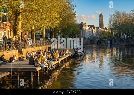 Utrecht, pays-Bas, 27.10.2024, front de mer d'Utrecht en automne, vue sur le canal et l'emblématique Tour Dom Banque D'Images