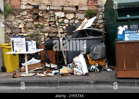 Marseille, France. 03 Nov, 2024. Vue du conteneur de déchets ménagers débordant et des objets encombrants placés sur le trottoir. Poubelle à Marseille, France. (Photo Gerard Bottino/SOPA images/SIPA USA) crédit : SIPA USA/Alamy Live News Banque D'Images