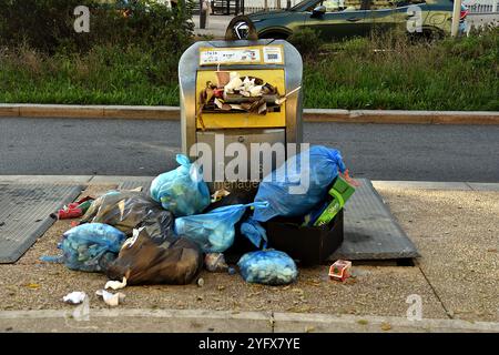 Marseille, France. 03 Nov, 2024. Vue du conteneur à ordures ménagères débordant et des sacs à ordures placés sur le trottoir. Poubelle à Marseille, France. (Photo Gerard Bottino/SOPA images/SIPA USA) crédit : SIPA USA/Alamy Live News Banque D'Images