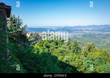 Vue sur les plaines côtières et la côte rocheuse ligure près de la Spezia, Italie. Banque D'Images