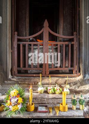 Statue de Bouddha et offrande au temple d'Angkor Wat au Cambodge Banque D'Images