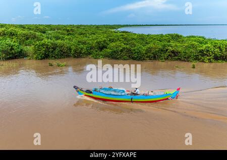 Le village coloré de Kampong Phluk avec des maisons sur pilotis, bateau de pêche et filets de pêche près de Siem Reap au Cambodge Banque D'Images