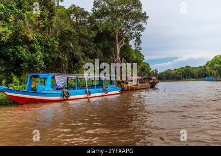 Le village coloré de Kampong Phluk avec des maisons sur pilotis, bateau de pêche et filets de pêche près de Siem Reap au Cambodge Banque D'Images