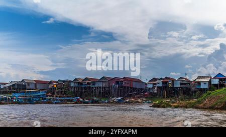 Le village coloré de Kampong Phluk avec des maisons sur pilotis, bateau de pêche et filets de pêche près de Siem Reap au Cambodge Banque D'Images