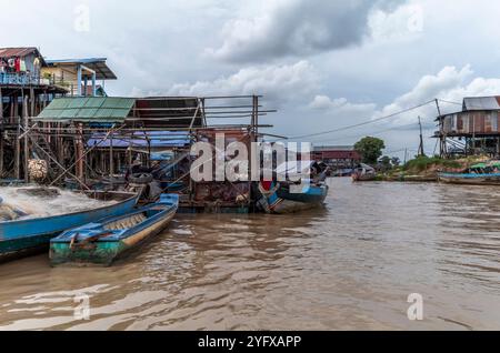 Le village coloré de Kampong Phluk avec des maisons sur pilotis, bateau de pêche et filets de pêche près de Siem Reap au Cambodge Banque D'Images