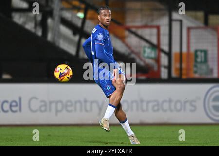 Ishe Samuels Smith (62 Chelsea) passe le ballon lors du match EFL Trophy entre Cambridge United et Chelsea Under 21s au Cledara Abbey Stadium, Cambridge le mardi 5 novembre 2024. (Photo : Kevin Hodgson | mi News) crédit : MI News & Sport /Alamy Live News Banque D'Images