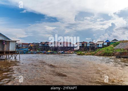 Le village coloré de Kampong Phluk avec des maisons sur pilotis, bateau de pêche et filets de pêche près de Siem Reap au Cambodge Banque D'Images