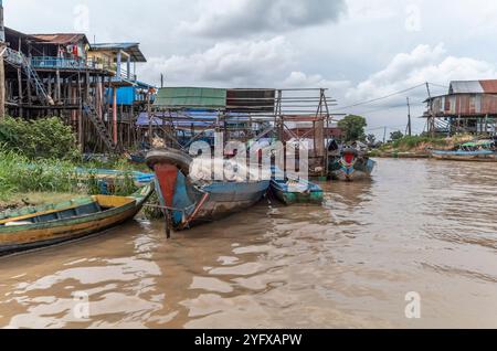 Le village coloré de Kampong Phluk avec des maisons sur pilotis, bateau de pêche et filets de pêche près de Siem Reap au Cambodge Banque D'Images