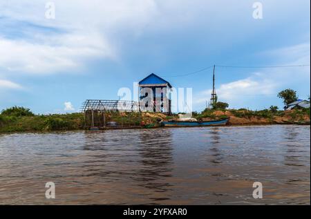 Le village coloré de Kampong Phluk avec des maisons sur pilotis, bateau de pêche et filets de pêche près de Siem Reap au Cambodge Banque D'Images