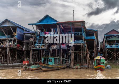 Le village coloré de Kampong Phluk avec des maisons sur pilotis, bateau de pêche et filets de pêche près de Siem Reap au Cambodge Banque D'Images