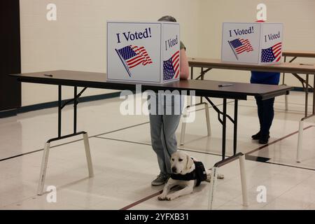 Bloomington, États-Unis. 05 novembre 2024. Les électeurs ont voté dans le gymnase de l'église catholique John the Apostle à Bloomington, Indiana. Les Américains votent aujourd’hui dans la course présidentielle entre le candidat républicain, l’ancien président Donald Trump, et le candidat démocrate, le vice-président Kamala Harris, ainsi que lors de multiples élections d’État qui détermineront l’équilibre des pouvoirs au Congrès. Crédit : SOPA images Limited/Alamy Live News Banque D'Images