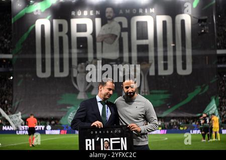 Ruben Amorim, le manager du Sporting Lisbon, reçoit une photo encadrée du président du club Frederico Varandas lors de l'UEFA Champions League, match par étapes à l'Estadio Jose Alvalade, à Lisbonne, au Portugal. Date de la photo : mardi 5 novembre 2024. Banque D'Images