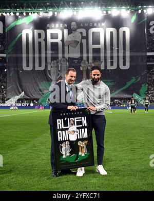 Ruben Amorim, le manager du Sporting Lisbon, reçoit une photo encadrée du président du club Frederico Varandas lors de l'UEFA Champions League, match par étapes à l'Estadio Jose Alvalade, à Lisbonne, au Portugal. Date de la photo : mardi 5 novembre 2024. Banque D'Images