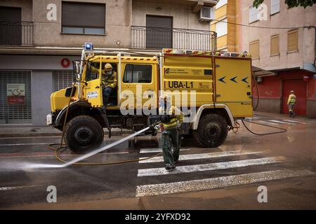 Des pompiers de Castilla y León nettoyent les rues d’Aldaia après le Dana qui a laissé des centaines de morts et des milliers de disparus. Le Dana qui a commencé le 29 octobre en Espagne a fait 217 morts jusqu'à présent, la plupart à Valence, et des milliers de disparus. Les pompiers, le personnel de l'UEM et les sauveteurs continuent de rechercher des corps dans les parkings et les lits des rivières. Banque D'Images