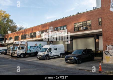 Le marché de Gansevoort dans le Meatpacking District à New York le lundi 28 octobre 2024. La coopérative du marché de la viande de Gansevoort met fin à son bail avec la ville et la ville a annoncé des plans pour développer l'immobilier dans 600 appartements, un espace public et une possible expansion pour le Whitney Museum adjacent et le High Line Park. Le marché est sur place depuis près de 100 ans. (© Richard B. Levine) Banque D'Images