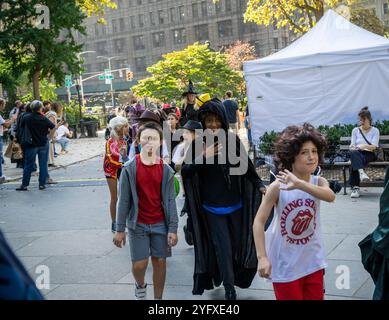 Les élèves locaux accompagnés de leurs enseignants, parents et nounous défilent dans le Madison Square Park pour Halloween le jeudi 31 octobre 2024. (© Richard B. Levine) Banque D'Images