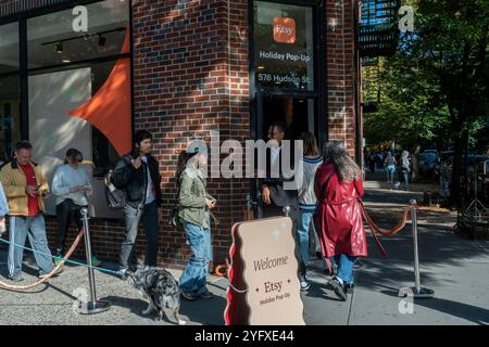 Les acheteurs en ligne pour participer au pop-up Etsy Holiday à Greenwich Village à New York le samedi 26 octobre 2024. L'événement de trois jours a comporté des affichages interactifs mettant en valeur de nombreux cadeaux créés par les vendeurs Etsy. (© Richard B. Levine) Banque D'Images