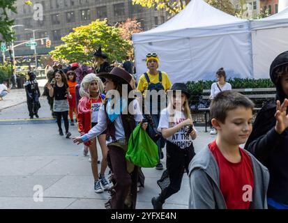 Les élèves locaux accompagnés de leurs enseignants, parents et nounous défilent dans le Madison Square Park pour Halloween le jeudi 31 octobre 2024. (© Richard B. Levine) Banque D'Images